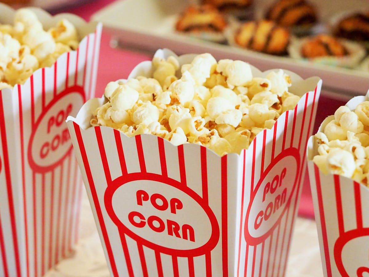 Popcorn vor einer Kinoleinwand