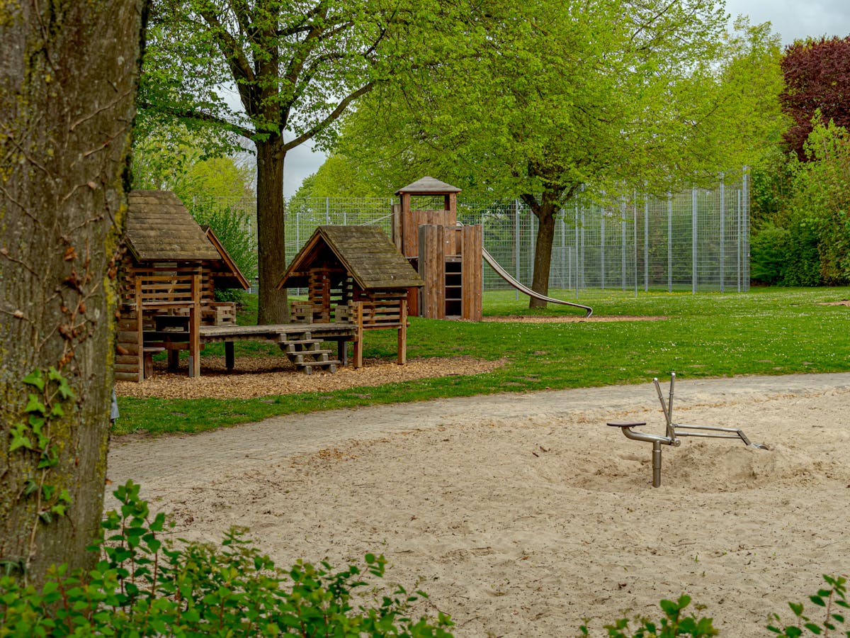 Spielplatz Frühling Holzkonstruktion