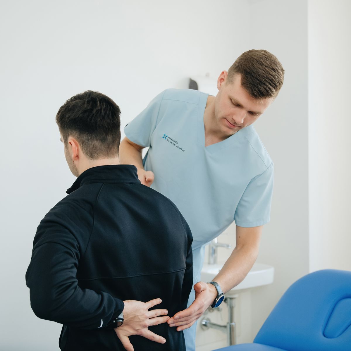 Person Rückenschmerzen Krankenhaus Pflege