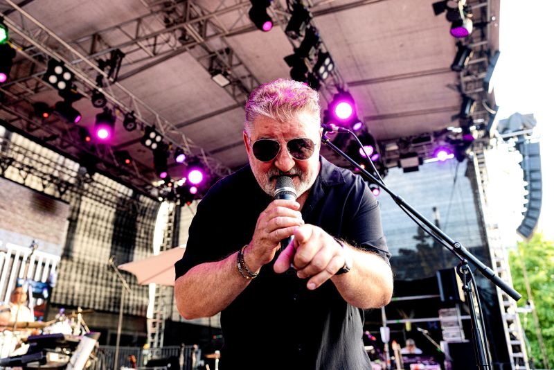 Sänger von GROENLAND, der Grönemeyer-Tribute-Band, live auf der Bühne