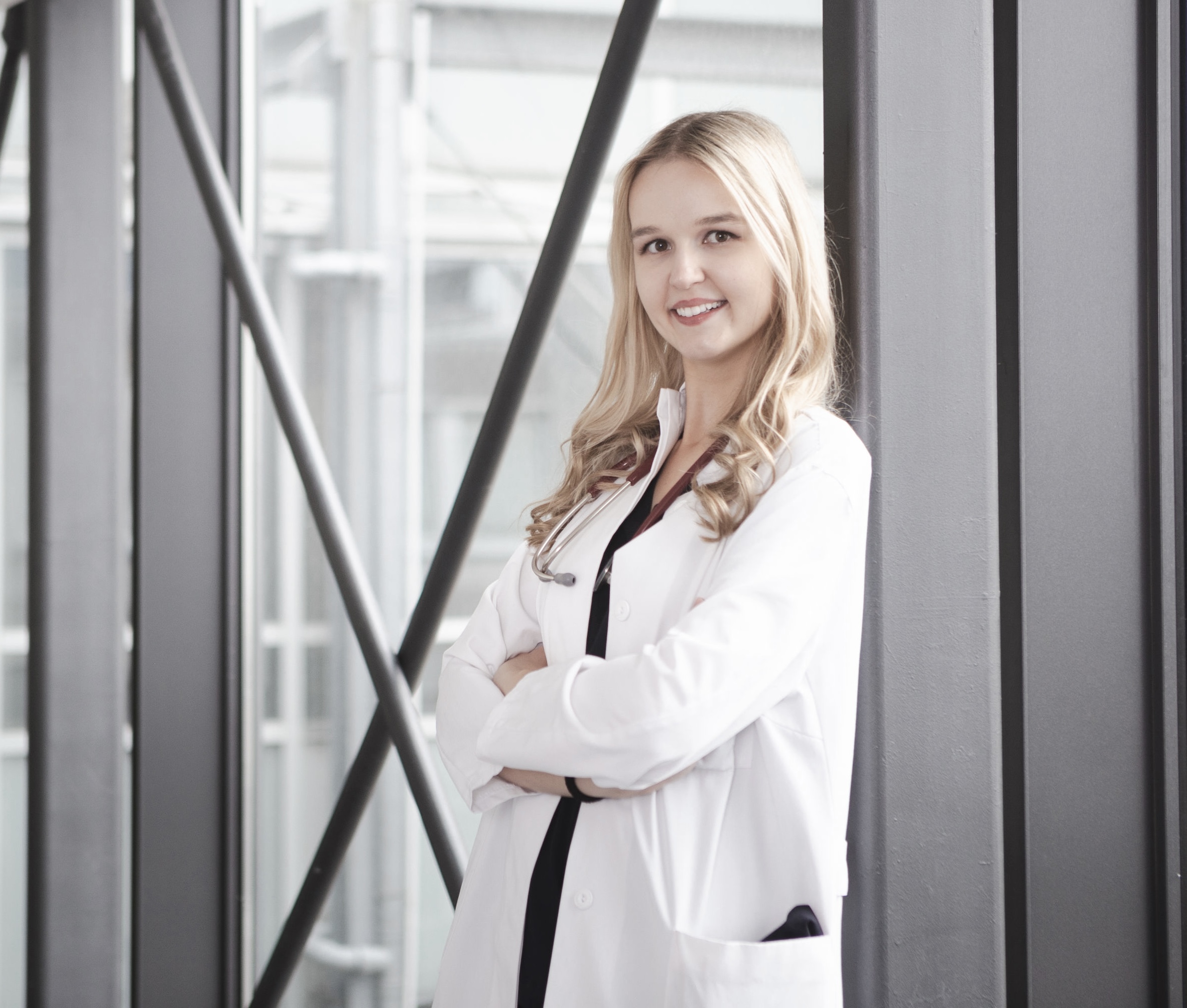 Julia Rogaczewski, Herzchirurgin am Universitätsklinikum Heidelberg, lächelnd im Portrait