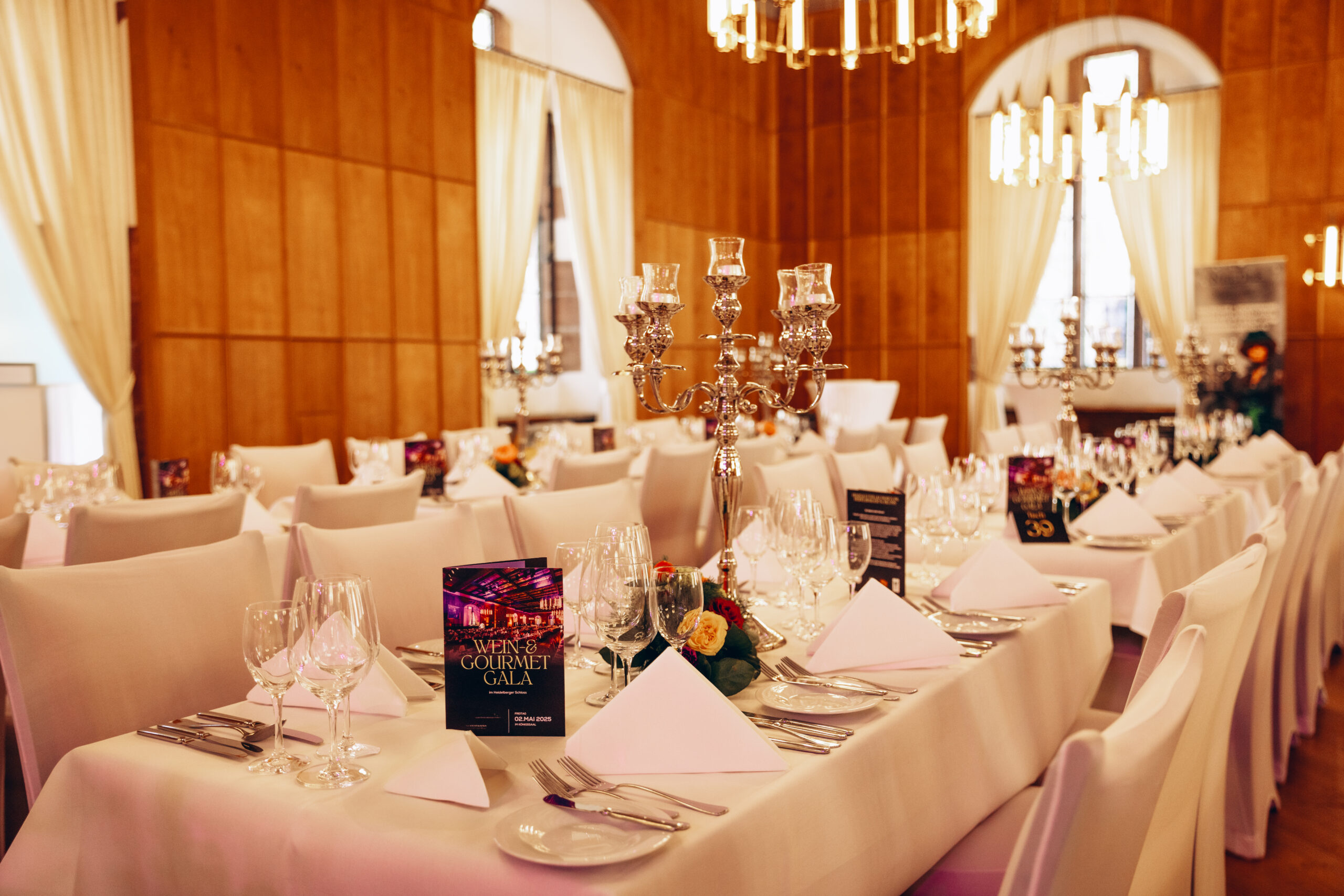 Festlich gedeckte Tafel im Königsaal des Heidelberger Schlosses für die Euro-Toques Jubiläumsgala