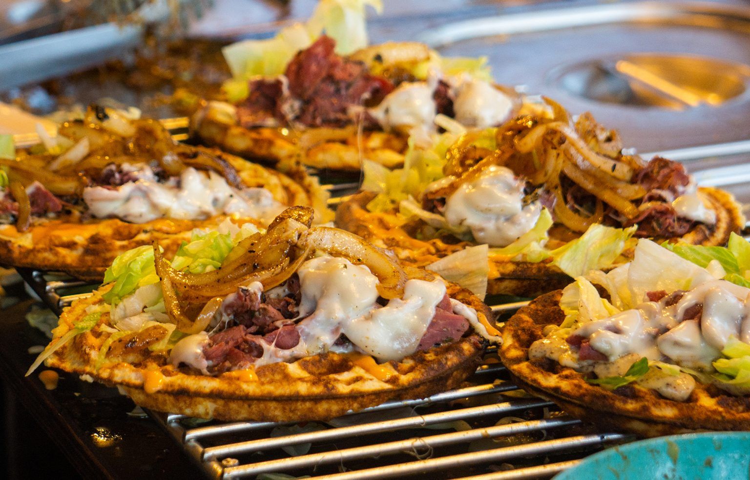 Frisch zubereitetes Street Food auf einem Grill beim Street Food & Music Festival