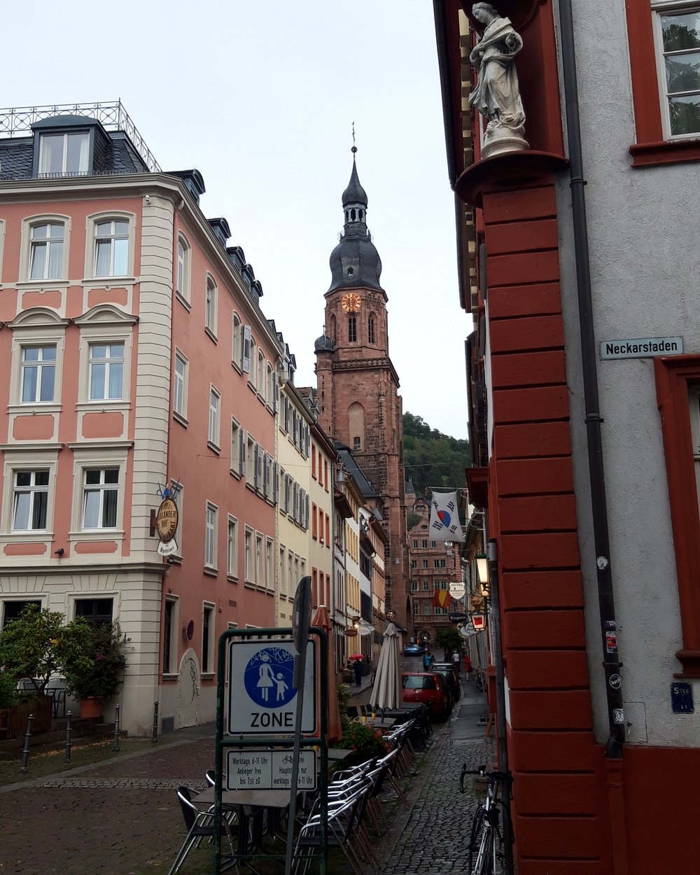 Haspelgasse in der Heidelberger Altstadt mit Blick auf den Turm der Heiliggeistkirche