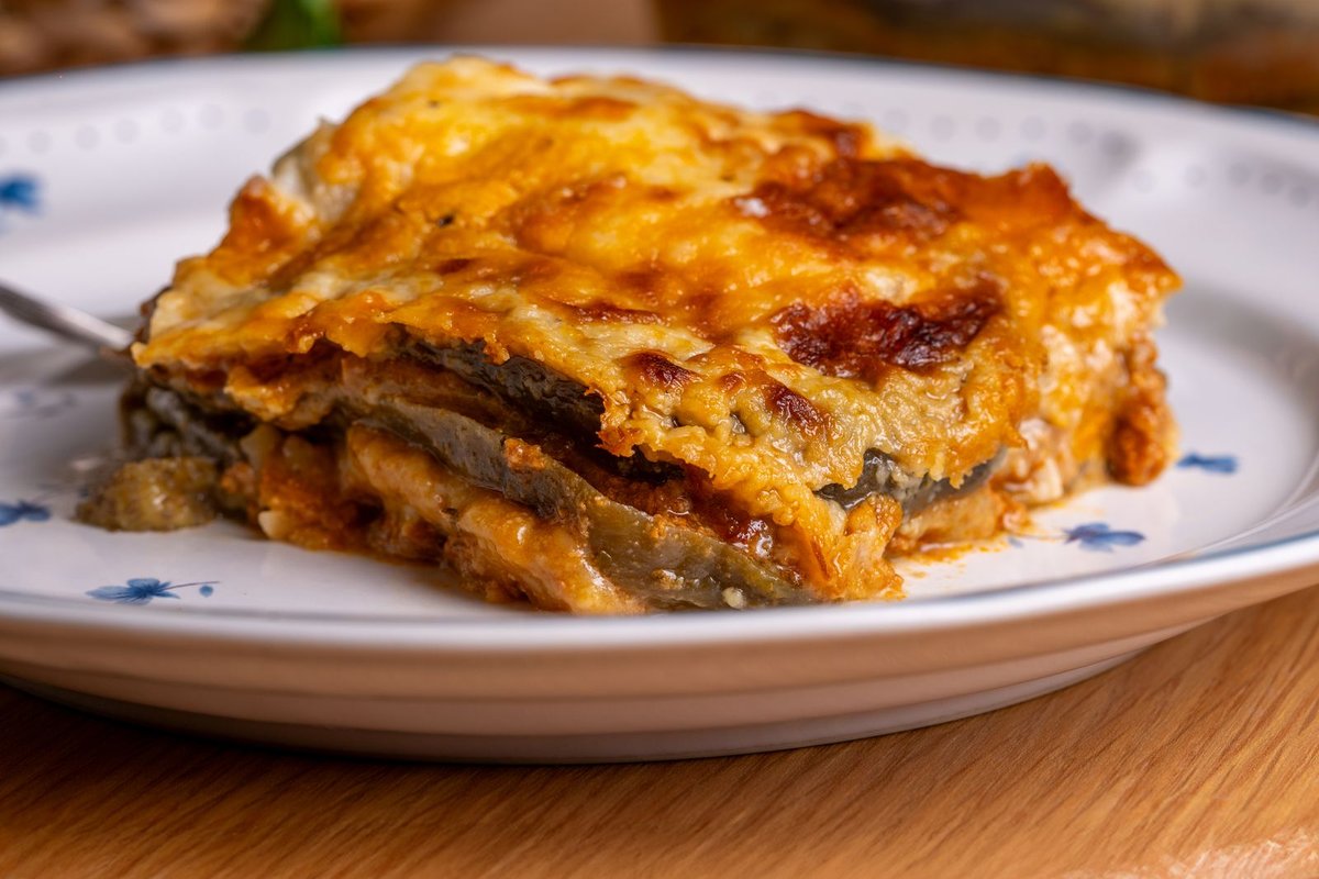 Ein Stück Moussaka mit Auberginen auf einem Teller