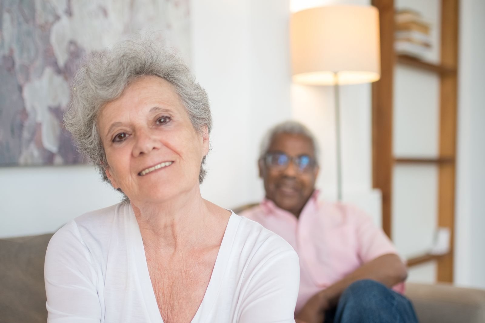 Älteres Paar auf dem Sofa in der neuen Wohnung