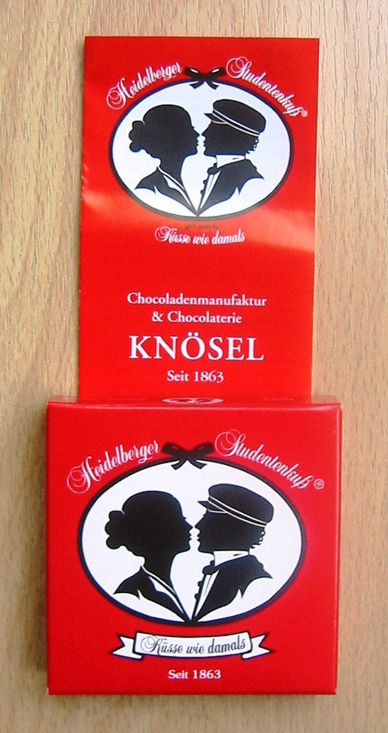 Heidelberger Studentenkuß in roter Schachtel mit Beipackzettel der Chocolaterie Knösel