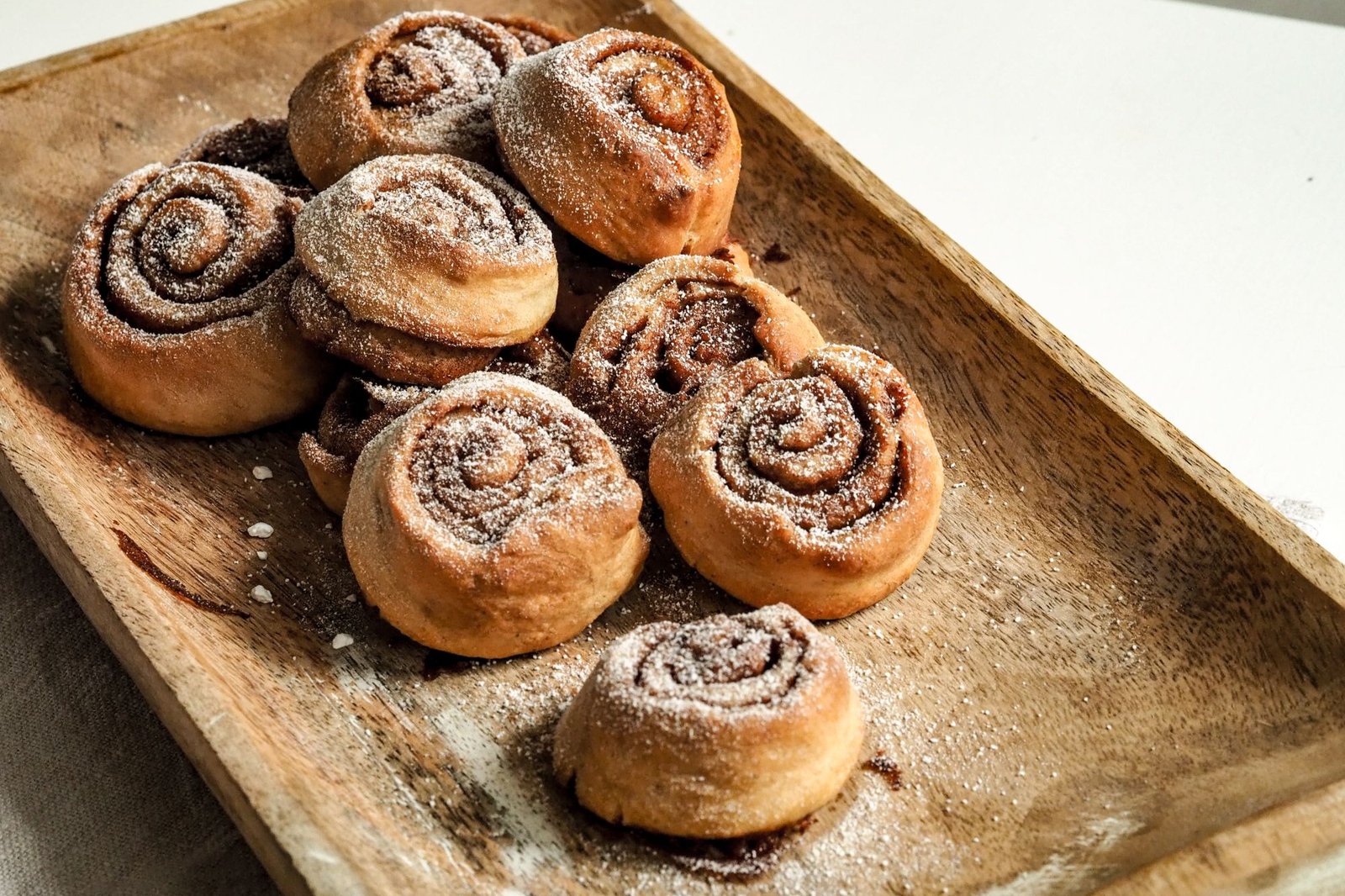 Hausgemachte Zimtschnecken auf einem Holzbrett